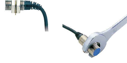 獨立的KEYENCE接近傳感器，高靈敏度和長距離接近傳感器。出色的緊固強度：傳感器外殼厚實堅固。傳感器牢固擰緊，以防止因振動或沖擊引起的松動。靈活的關節：電纜通過高靈活接頭連接到傳感器頭，可以彎曲成90度角，同時仍然可以防止電纜斷線。