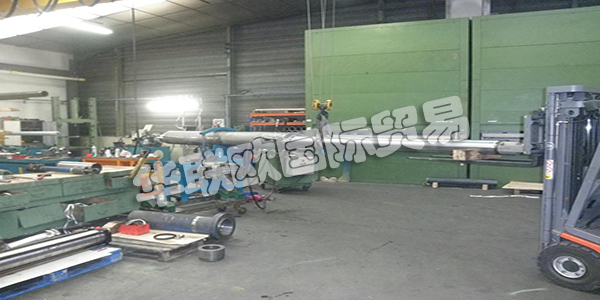 AUVERGNE VERINS自1988年以來專門從事液壓缸的維護和制造。他們的專業技術人員和他們的鍍鉻棒，搭接管和密封件庫存使他們能夠處理所有類型的氣缸。