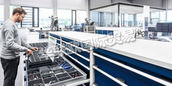 BOTT集團公司在三個歐洲地區(qū)開發(fā)和生產車輛設備,操作設備和工作站系統(tǒng)。憑借其產品,bott為全球工業(yè)和貿易客戶提供服務。他們在生產,服務和裝配方面的高效工作是這里的重點。