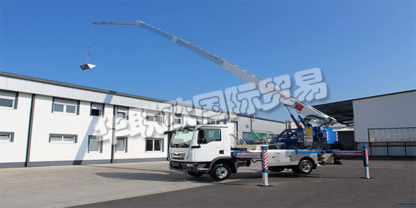 KLAAS早在1933年，由西奧多·克拉斯(Theodor Klaas)在威斯特伐利亞(Westphalia)的阿舍貝格(Ascheberg)成立。作為一名建筑承包商，他在第二次世界大戰(zhàn)后利用他的所有創(chuàng)造力開發(fā)出第一臺傾斜式升降機(jī)，這使得建筑工地的工作變得更加容易。