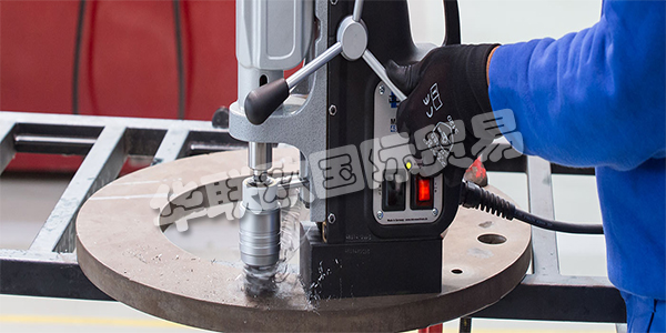 德國BDS主要產(chǎn)品：BDS鉆孔機(jī)、切割機(jī)等。BDS總部位于德國門興格拉德巴赫，他們的簡單高效策略經(jīng)過優(yōu)化，可持續(xù)生產(chǎn)最優(yōu)質(zhì)的磁芯鉆孔機(jī)，巖芯鉆機(jī)和邊緣加工機(jī)。超過100個國家依靠BDS提供專業(yè)，強(qiáng)大，優(yōu)質(zhì)的機(jī)器，甚至可以處理最棘手的金屬加工作業(yè)。