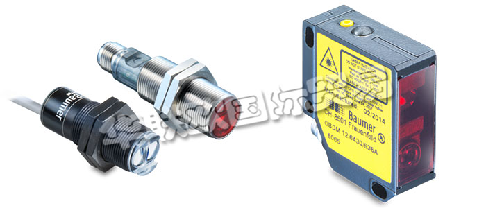 堡盟漫反射式傳感器強度差別檢測型的發射器和接收器位于同一個外殼內。光源射出的紅外線、紅光或激光直接被目標物反射回到傳感器上。如果目標物反射的光線足夠充足,接收光將觸發傳感器的開關動作。照射到目標物上的光線基本上都發生漫反射,并沿各個方向反射。接收器只接收到這些光線的很小一部分。如果目標物反射的光線足夠充足,接收光將觸發傳感器的開關動作。由于傳感器是根據來自材料的反射光而工作,所以表面特性、顏色和光澤度對于檢測距離的影響極大。